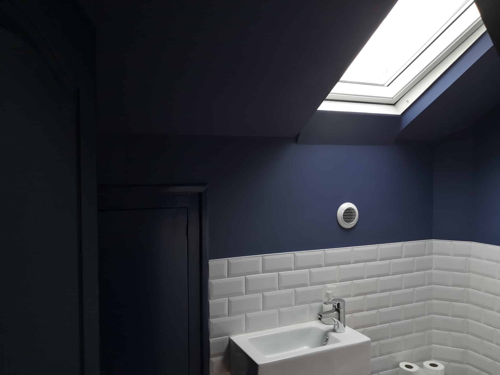 Rénovation d’un WC avec un magnifique bleu. #bleuh…